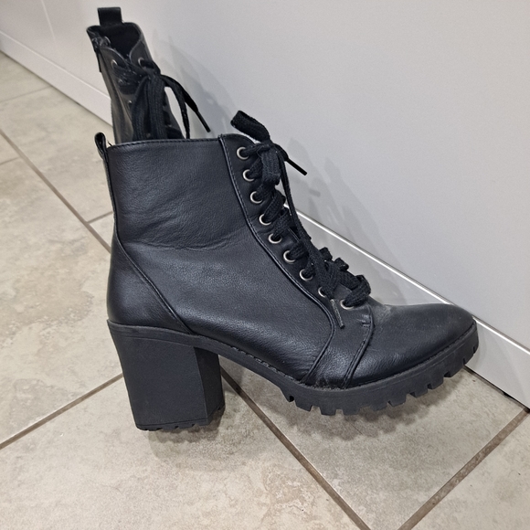 Black Boots, Size 8 - Picture 2 of 4
